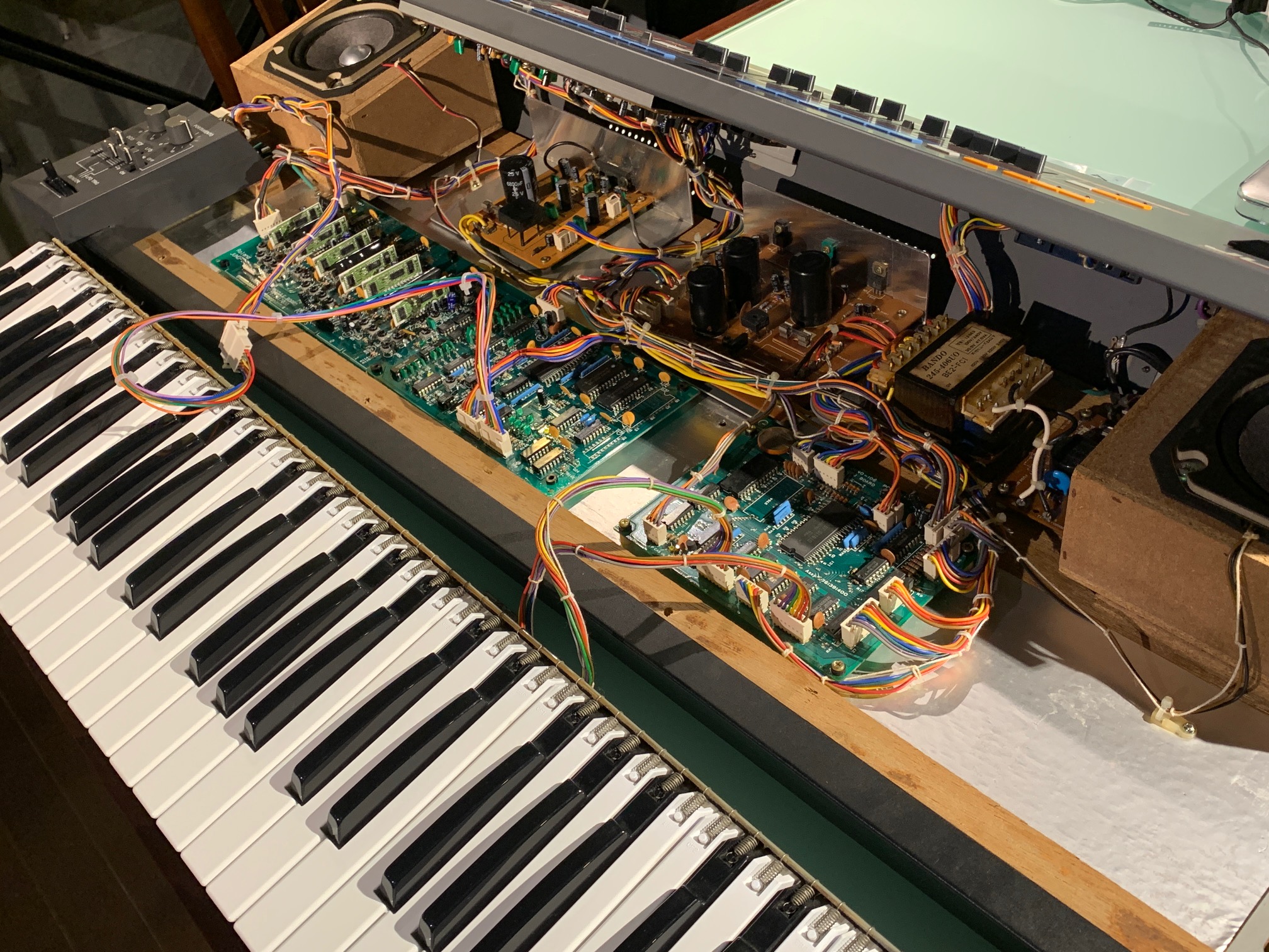 Roland JUNO106S シンセサイザーの音源チップ実装修理 - ゴッドはんだ 